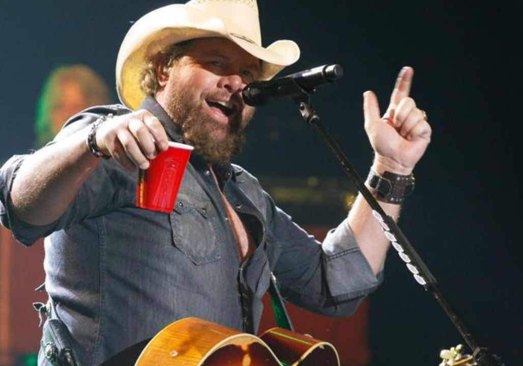 A Soldier’s Song, A Father’s Voice: The Story Behind “Closin’ Time At Home” – Toby Keith