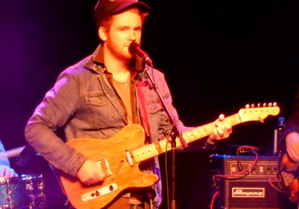 Night after night, Ben Haggard walks onto the stage carrying far more than a guitar—he carries the memory of his legendary father, Merle Haggard. As a child, Ben stood quietly backstage, watching Merle sing with a kind of honesty that could silence an entire room. Back then, he never understood that he was witnessing more than performances; he was learning what it truly meant to live through music. Today, every song Ben sings feels less like a concert and more like a heartfelt tribute. He never tried to replace his father or chase the spotlight for himself. Instead, he chose to keep Merle’s spirit alive through the music that shaped generations. In every lyric and every note, there is a quiet bond between father and son—one built on love, respect, and a legacy that time can never erase.